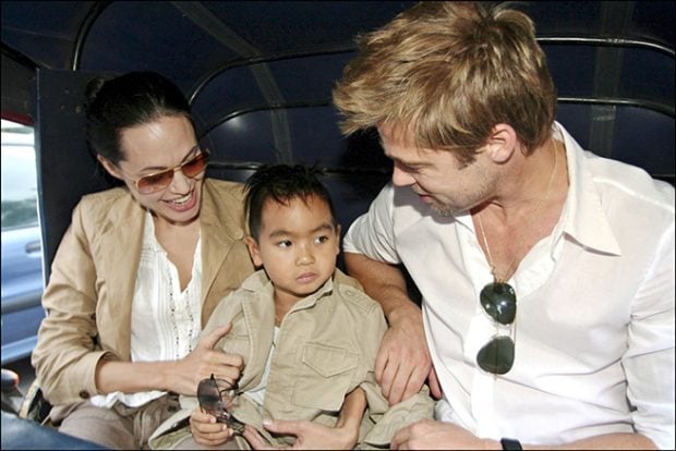 Angelina Jolie con su hijo Maddox y Brad Pitt