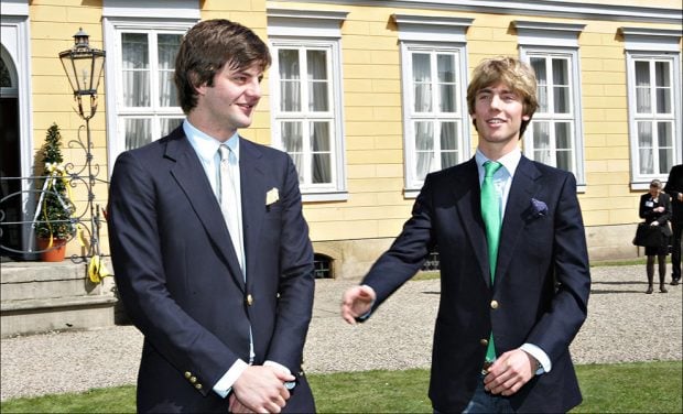 Ernesto Augusto y su hermano Christian en un posado en Marienburg