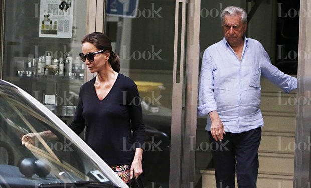 El escritor Mario Vargas Llosa e Isabel Preysler a su salida de una cl&iacute;nica