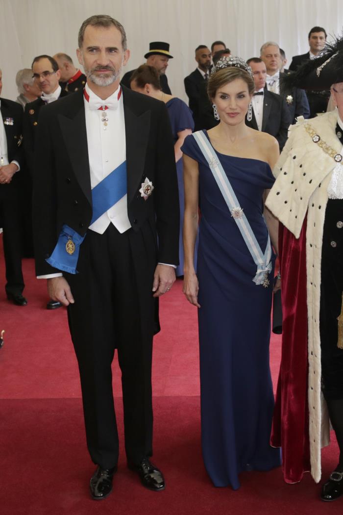 letizia vestido azul asimetrico visita estado reino unido 2017