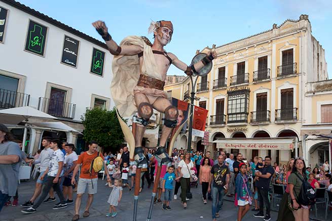 Pasacalles en Mérida / Festival Internacional de Teatro de Mérida