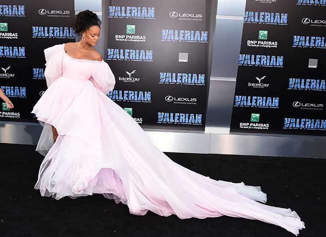 Rihanna, vestida de Giambattista Valli en Los Ángeles / Gtres