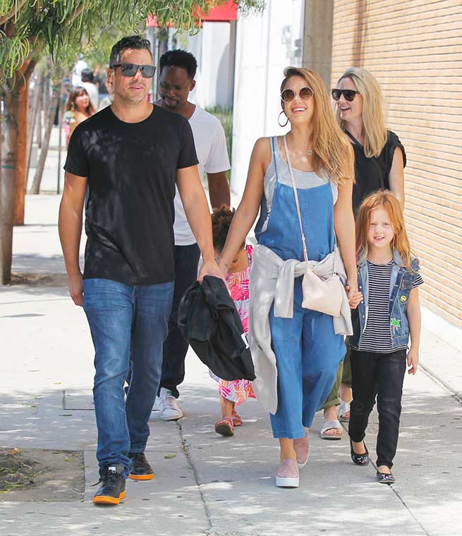 Jessica Alba paseando por Beverly Hills / Gtres