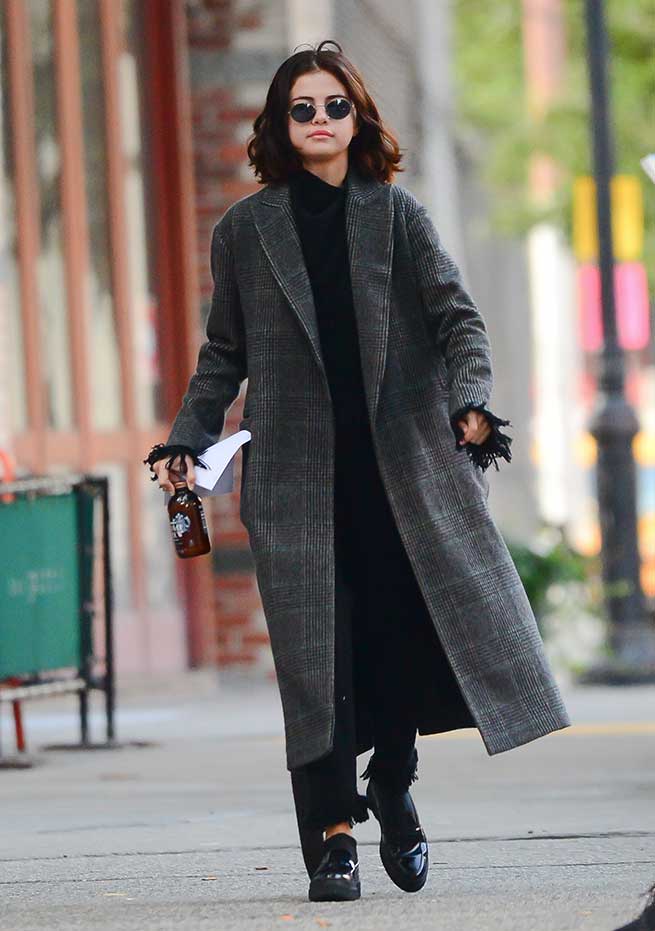 Selena con abrigo de cuadros 