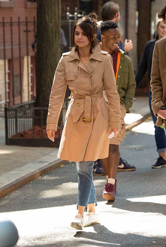 Selena con su trench