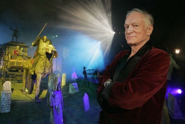 Hugh Hefner convierte su casa en una mansi&oacute;n encantada para una fiesta de Halloween en 2006 / Gtres