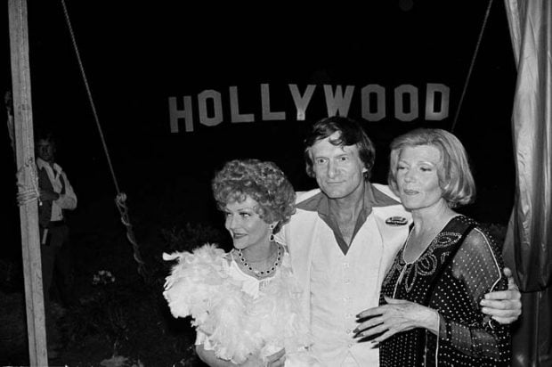 Hugh Hefner posa con las actrices Vivian Blaine y Rita Hayworth en la "Mansi&oacute;n Playboy" en una gala ben&eacute;fica en 1978 / Gtres