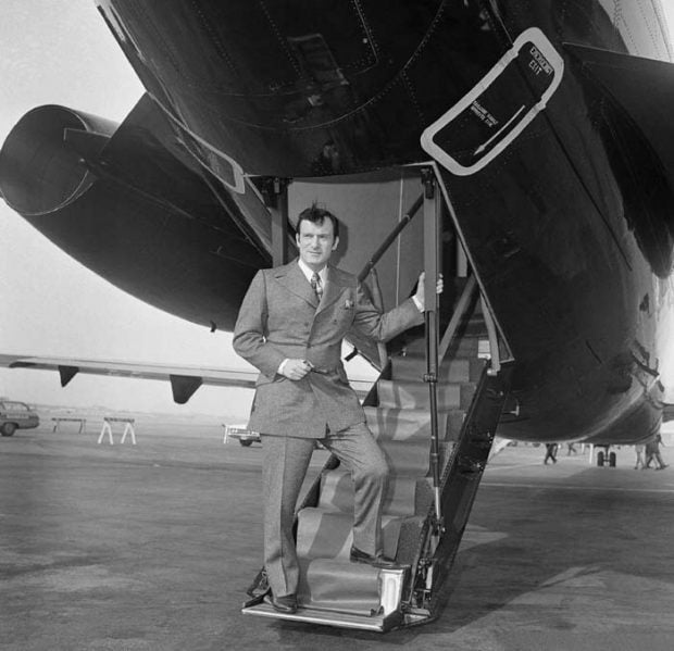 Hugh Hefner estrena su nuevo avi&oacute;n en Chicago en 1970 / Gtres