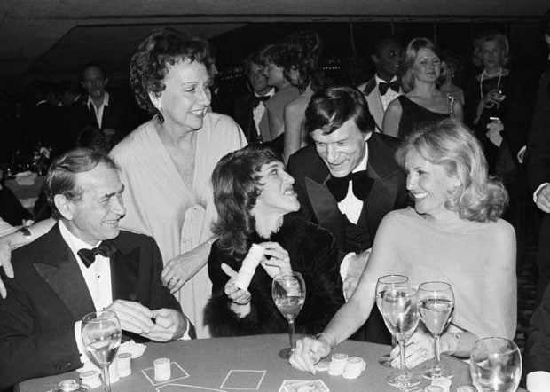 Hugh Hefner participa en una gala ben&eacute;fica en Los &Aacute;ngeles en 1975 / Gtres