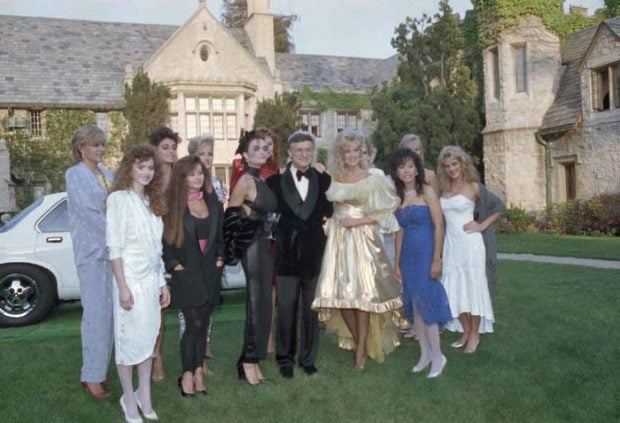 Hugh Hefner en una fiesta en la "Mansi&oacute;n Playboy" en 1986 / Gtres