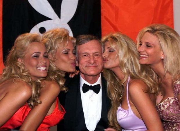 El empresario Hugh Hefner rodeado de algunas de sus "playmates" en Cannes en 1999/ Gtres