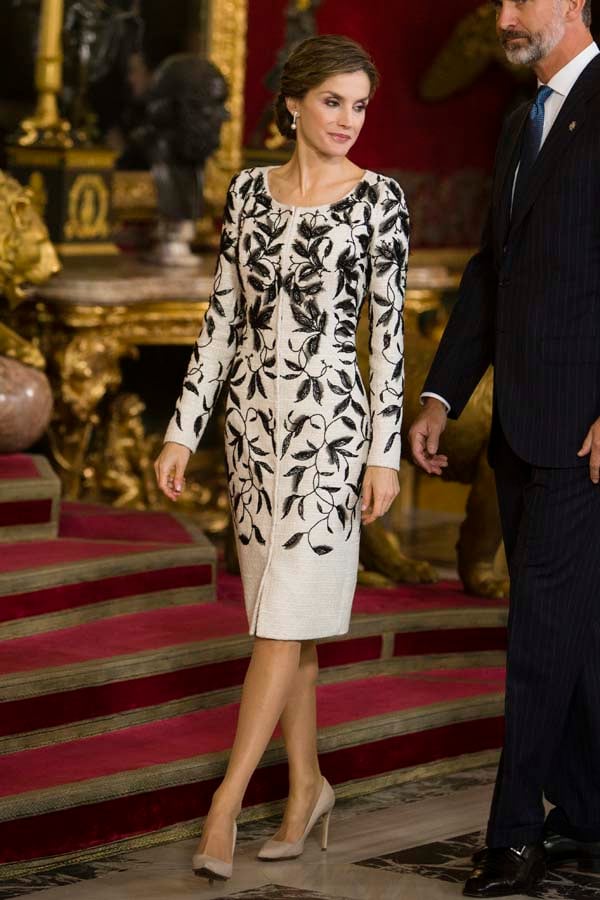 La reina Letizia el 12 de octubre del año pasado con el polémico vestido de Felipe Varela / Gtres