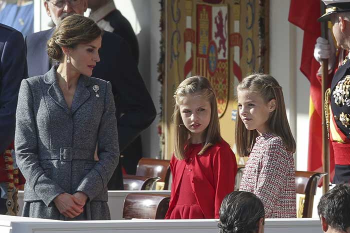 La princesa Leonor de rojo y la infanta Sofía de tweed con detalles de igual tono / Gtres