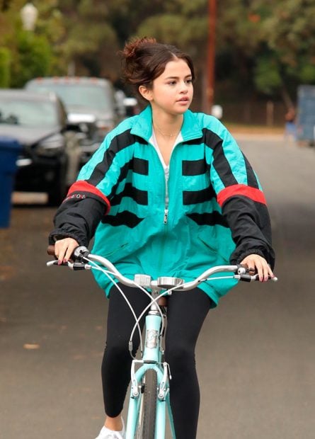 Selena Gomez durante una de sus últimas salidas en bicicleta/ Gtes