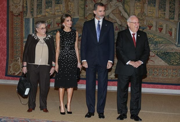El original look de la Reina en la recepci&oacute;n del Presidente de Israel celebrada en el Pardo