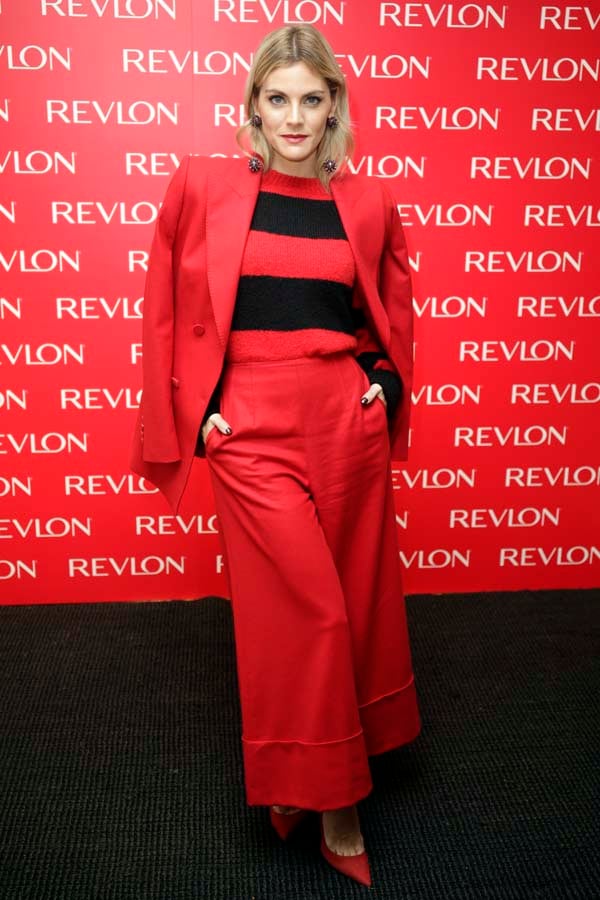 Amaia Salamanca traje rojo culotte revlon