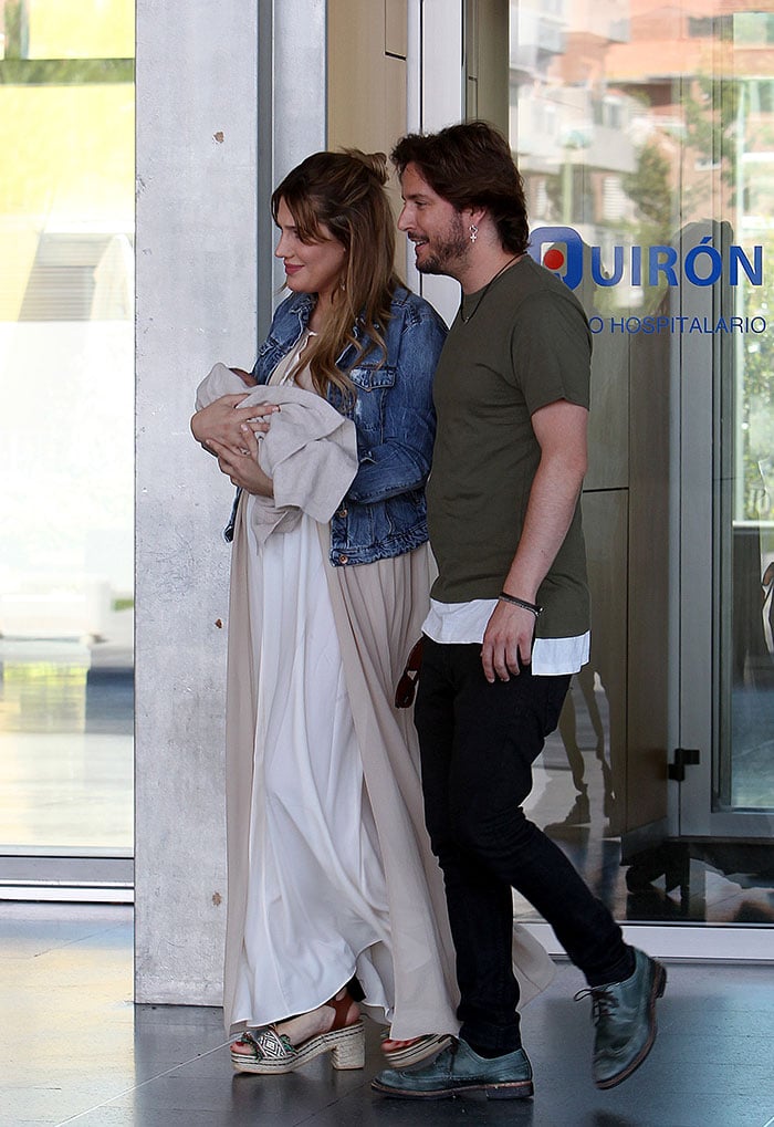Manuel Carrasco y Almudena Naval&oacute;n a las puertas de Quir&oacute;nsalud Madrid el pasado verano / Gtres