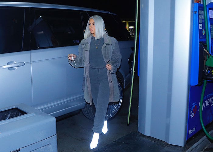 Kim Kardashian cambio look azul