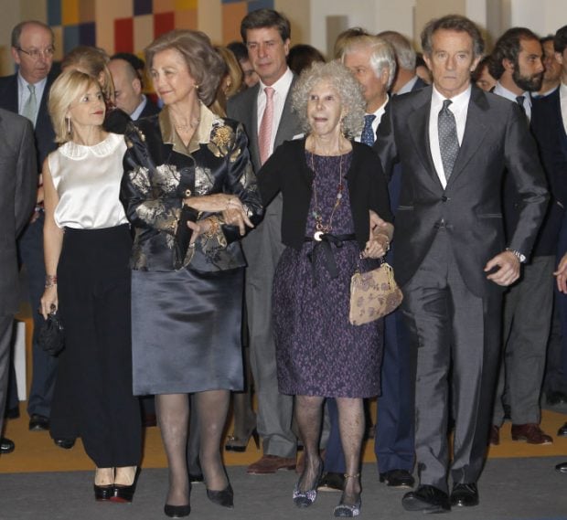 La reina Sofía con Cayetana de Alba y Alfonso Díez