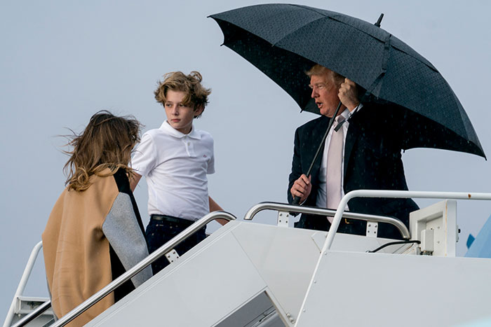 Melania Trump y su familia en el Air Force One