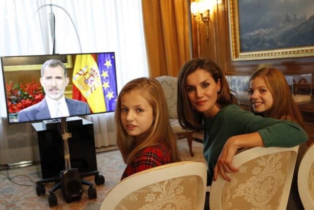 La Reina con sus hijas