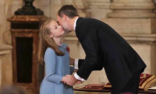 Leonor y su padre en la ceremonia de entrega del Toisón / Gtres