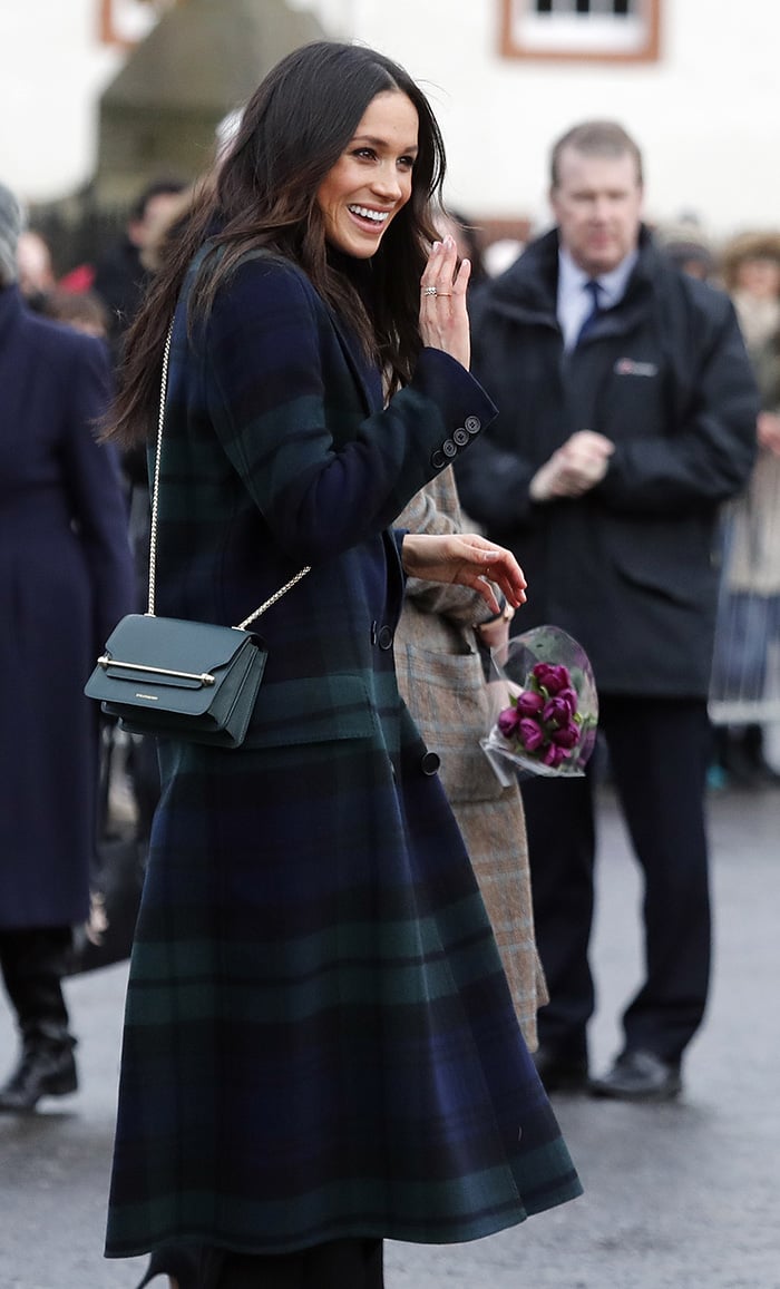 Meghan Markle en su visita a Edimburgo con abrigo de cuadros tartán