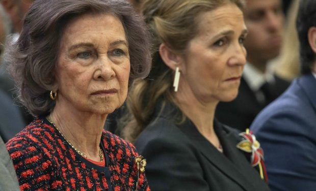 La reina Sof&iacute;a y la infanta Elena