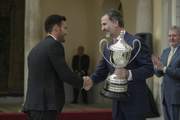 Sa&uacute;l Craviotto recibe el premio de manos de don Felipe / Gtres