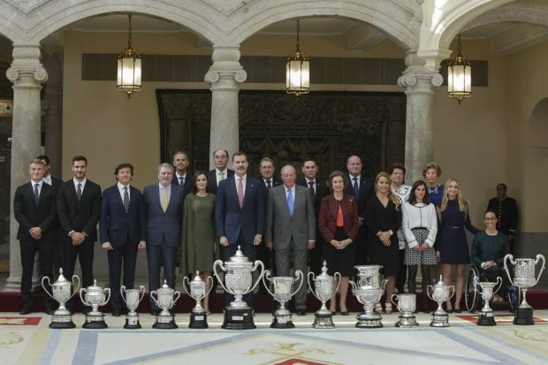 Los Reyes con los premiados / Gtres