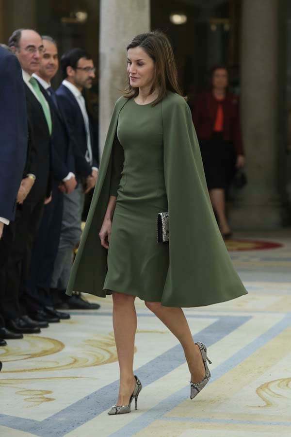 Reina Letizia vestido capa verde oliva