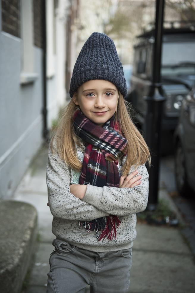 Eliza Brichto posando con ropa de chico de zara kids