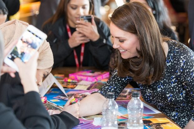 Kate Middleton mientras le hacen el tatuaje de henna / Gtres