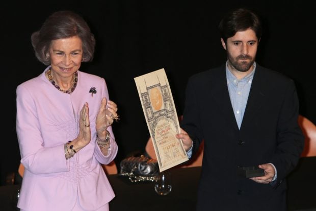 Do&ntilde;a Sof&iacute;a en la entreqa de premio/ Gtres