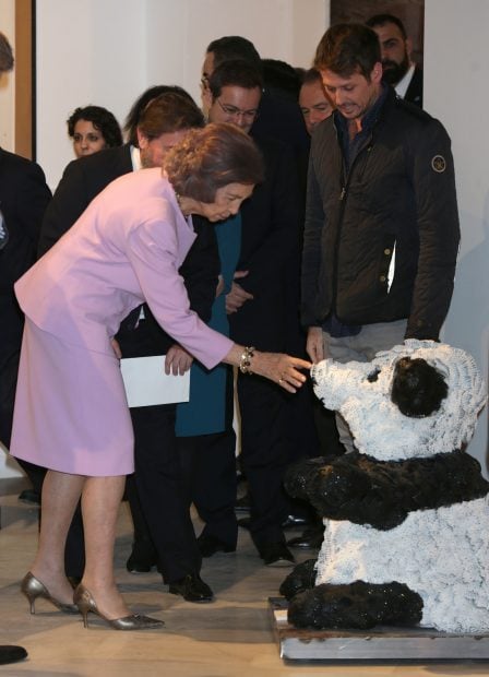 La reina Sof&iacute;a con el panda / Gtres