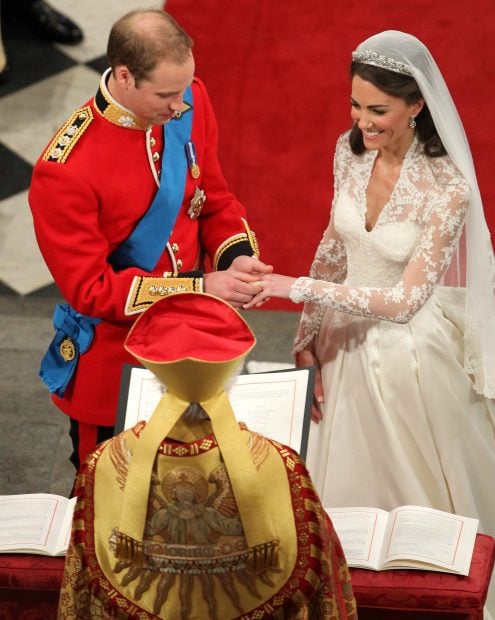Kate Middleton y el pr&iacute;ncipe Guillermo en su boda / Gtres