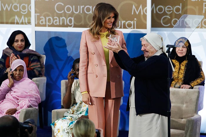 melania trump traje rosa