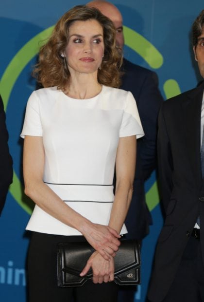 Do&ntilde;a Letizia con una de las piezas emblem&aacute;ticas de la firma / Gtres