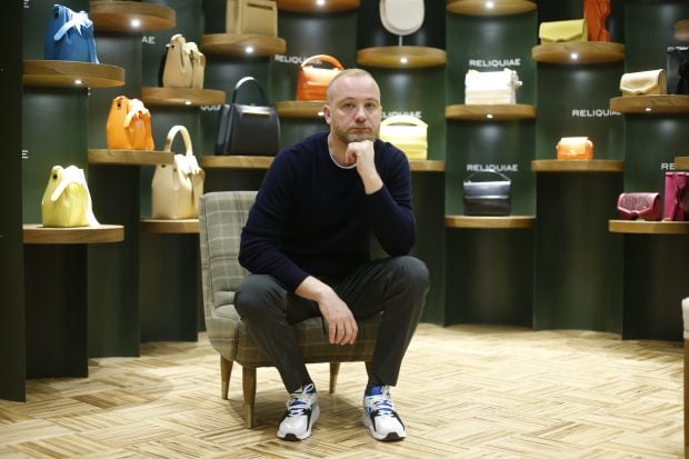 H&eacute;ctor Jare&ntilde;o posa en el interior de su tienda / Gtres