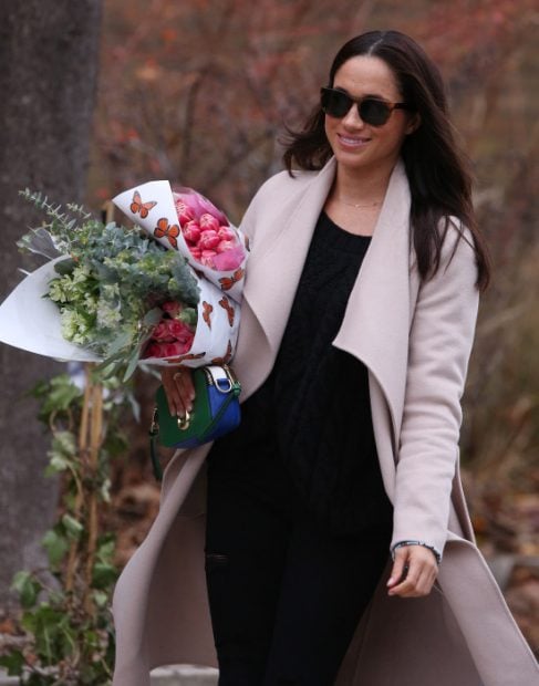 Meghan con un ramo de peonias / Gtres