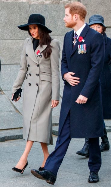 meghan markle harry abrigo gris