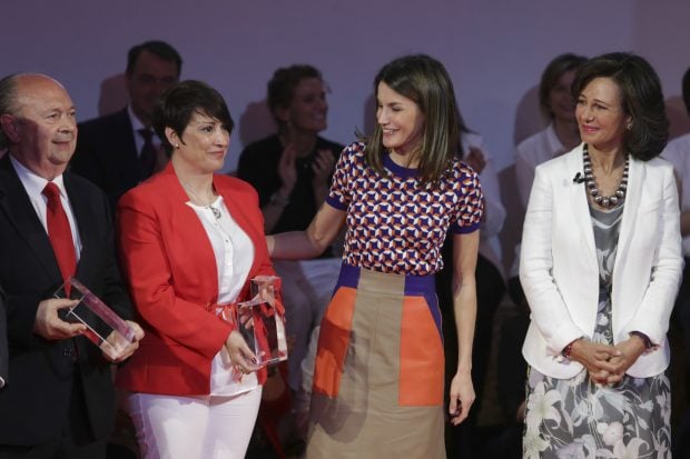 Do&ntilde;a Letizia y Ana Bot&iacute;n durante el acto / Gtres 