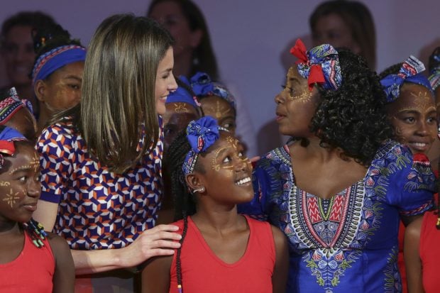 La Reina con las integrantes del coro / Gtres
