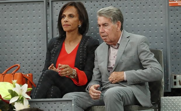 Manolo Santana con Claudia Rodr&iacute;guez