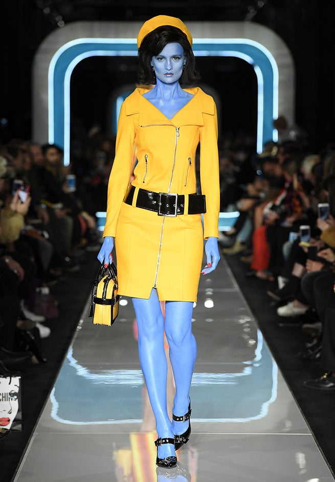 modelo desfile moschino