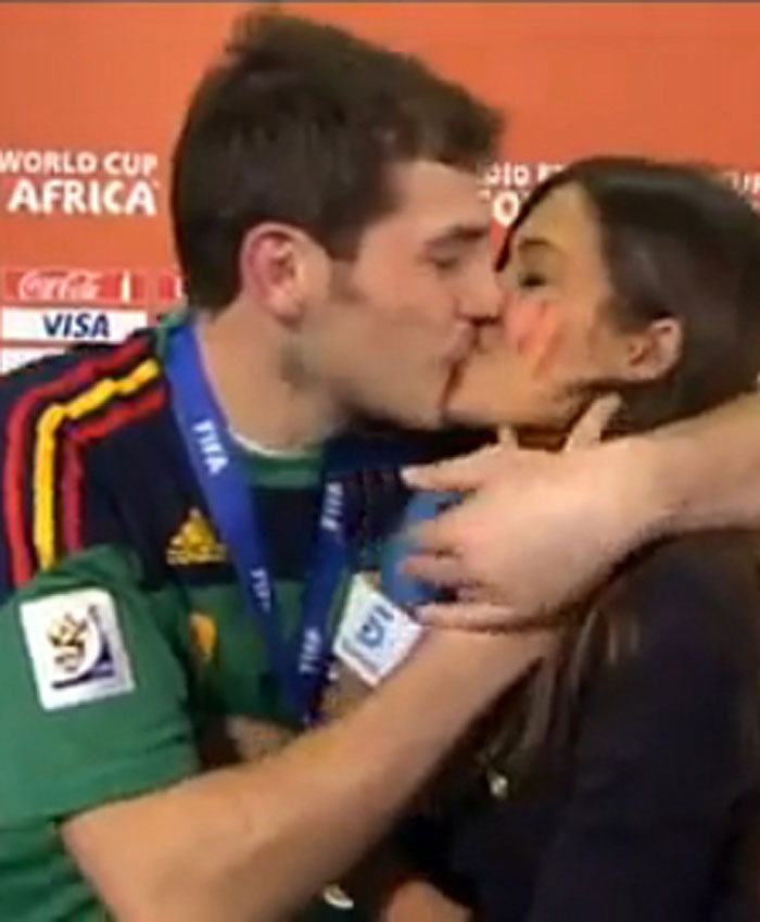 Beso Iker y Sara