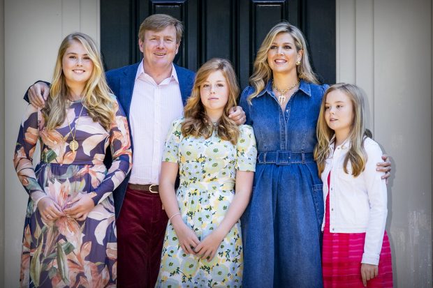 Foto familiar de M&aacute;xima y Guillermo antes de iniciar sus vacaciones / Gtres