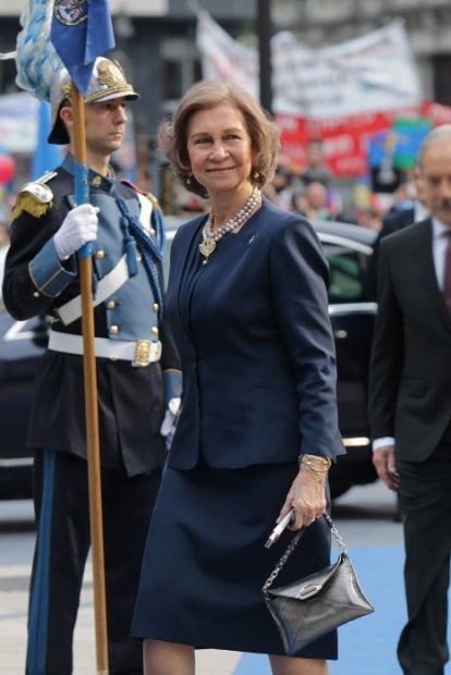 Do&ntilde;a Sof&iacute;a con una pieza de Quir&oacute;s / Gtres
