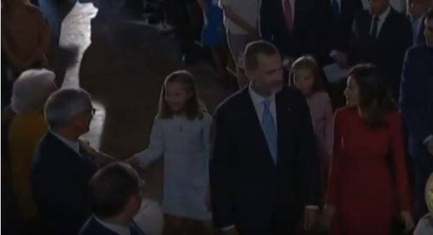 Momento en que las ni&ntilde;as saludan a su bisabuela Menchu 