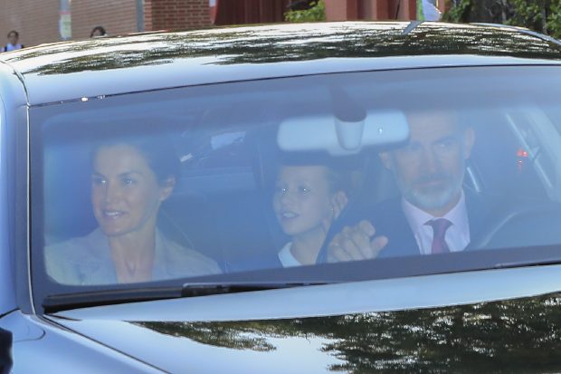 Los Reyes y sus hijas a su llegada al colegio / Gtres